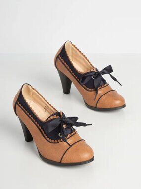 4/$20 Chase + Chloe Two-Tone Brown and Black Lace-Up Heels Size 6